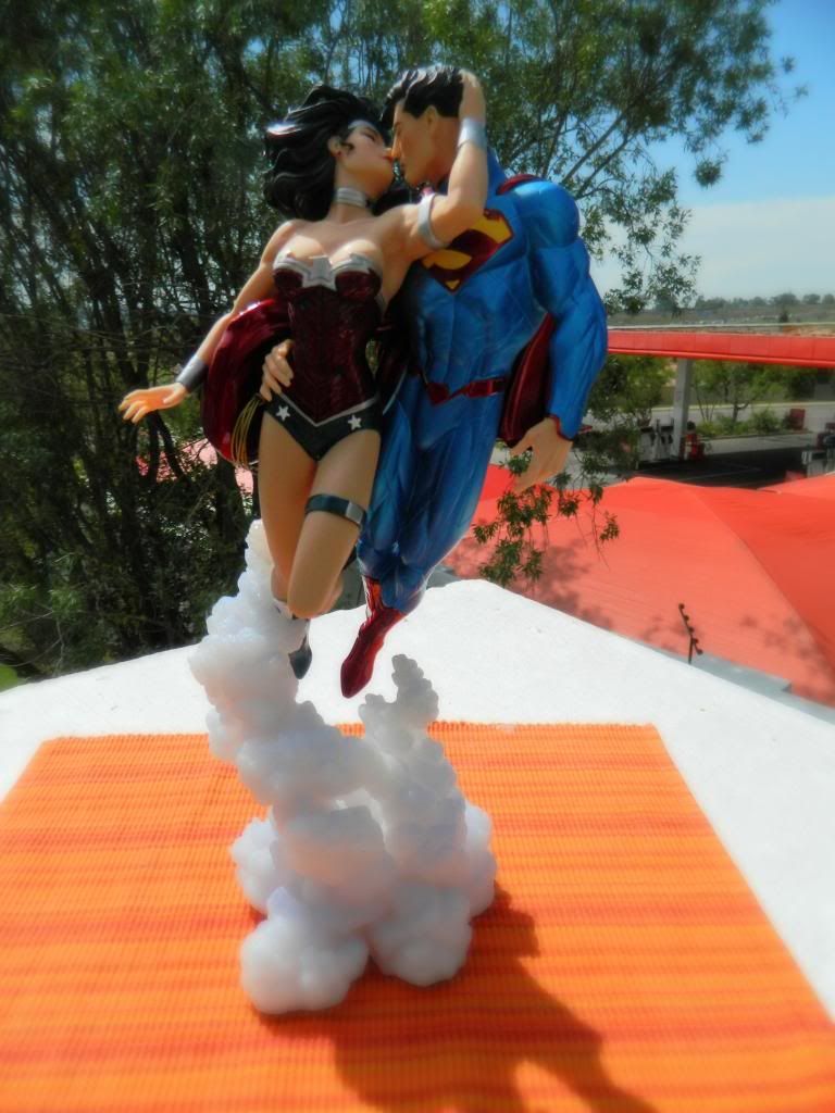 superman and wonder woman the kiss statue